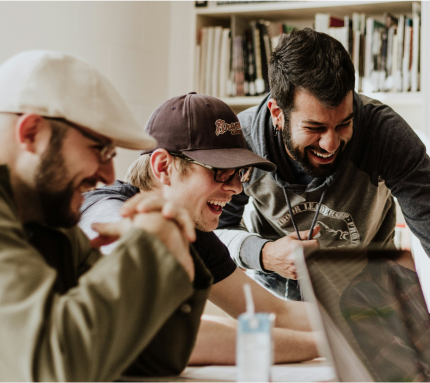 Webudviklerteam ved computer